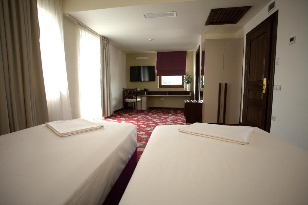 Un pat sau paturi într-o cameră la Hotel Relax Craiova