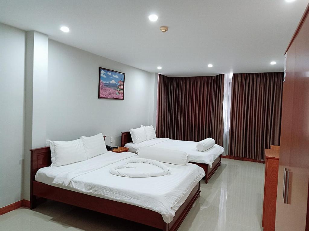 - une chambre d'hôtel avec 2 lits dans l'établissement Rich Hotel, à Cần Thơ