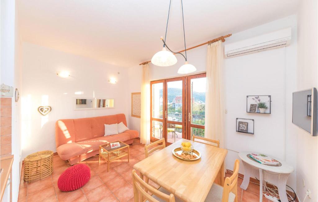 ein Wohnzimmer mit einem Tisch und einem Sofa in der Unterkunft Stunning Apartment In Vinisce With Kitchen in Vinišće