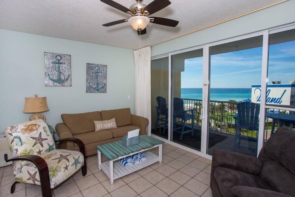 沃爾頓堡灘的住宿－Destin West Beach Resort #609-1Br/2Ba-Sleeps 6，客厅配有沙发和桌子