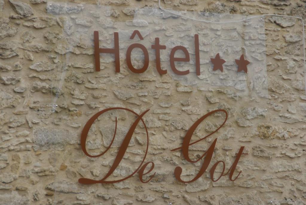 Hotel de Got في Villandraut: لافته تقول فندق انت على جدار