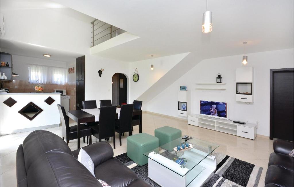 Fotografia z galérie ubytovania Stunning Home In Trilj With 4 Bedrooms, Wifi And Outdoor Swimming Pool v destinácii Trilj
