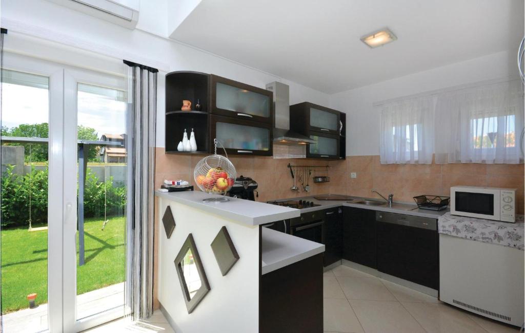 Fotografia z galérie ubytovania Stunning Home In Trilj With 4 Bedrooms, Wifi And Outdoor Swimming Pool v destinácii Trilj