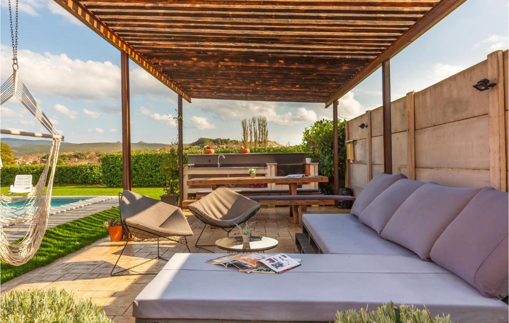 Fotografia z galérie ubytovania Stunning Home In Trilj With 4 Bedrooms, Wifi And Outdoor Swimming Pool v destinácii Trilj