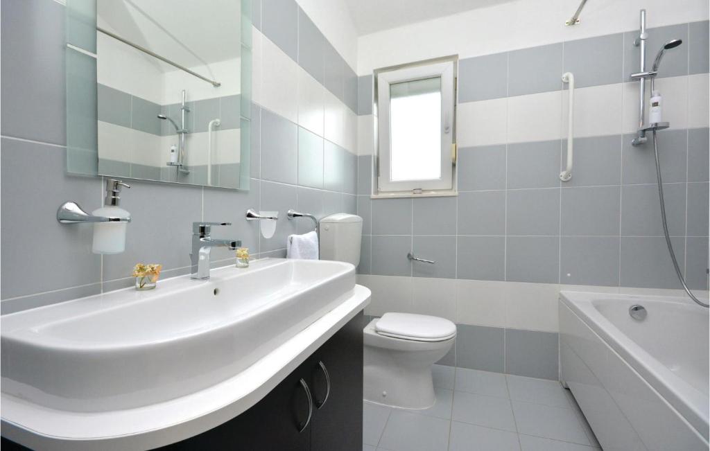 Fotografia z galérie ubytovania Stunning Home In Trilj With 4 Bedrooms, Wifi And Outdoor Swimming Pool v destinácii Trilj
