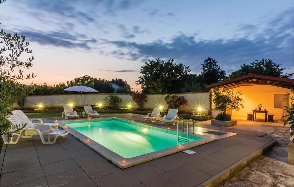 Bazén v ubytování Holiday Home Segotici Cr nebo v jeho okolí