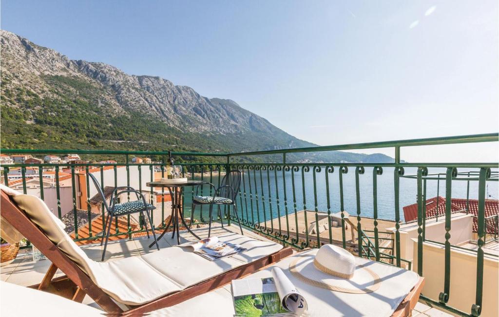 a balcony with chairs and a view of the water at Cozy Home In Podgora With Wifi in Igrane