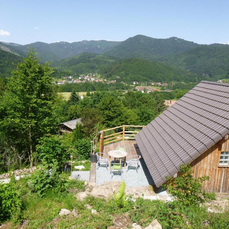 a view of a house with a table and chairs at Gîte &quot;La Bergerie&quot;- Chalet indépendant in Kirchberg