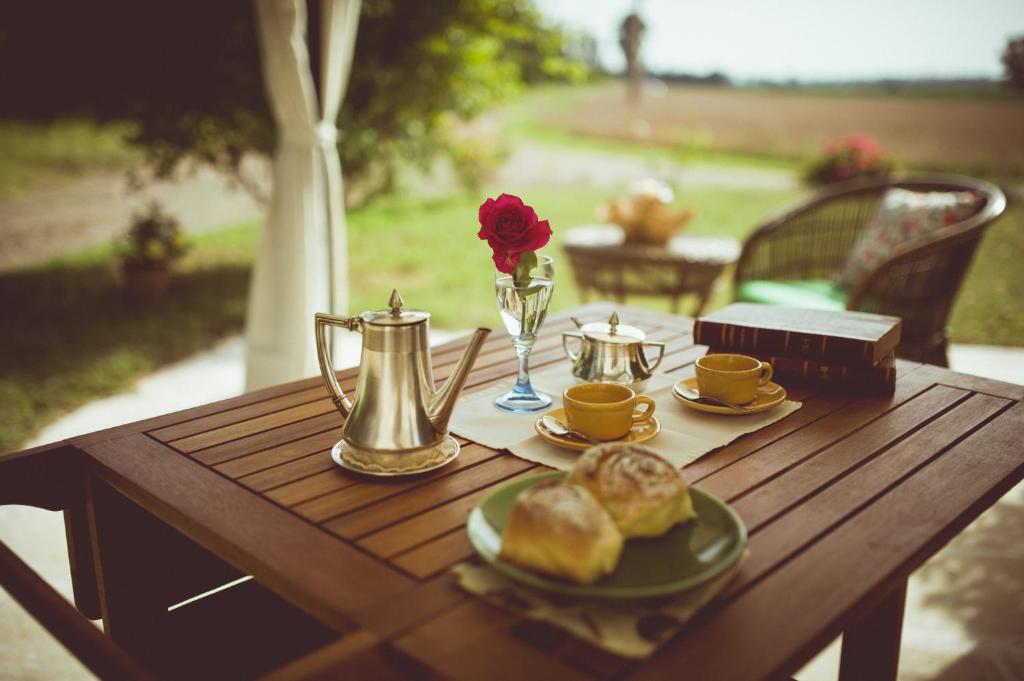 einen Holztisch mit Essen und Kaffee darauf in der Unterkunft Masseria Perronello Country House in Castellaneta Marina 