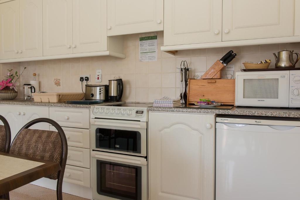 Kuchyň nebo kuchyňský kout v ubytování Haven Suites - Killarney Self Catering