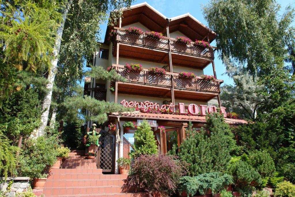 a building with a sign that reads hotel london at Pensjonat Lotos in Krynica Morska