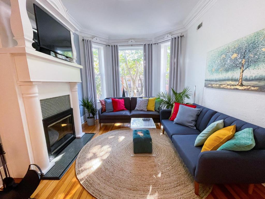 a living room with a blue couch and a fireplace at Perfect Wrigleyville Stay in Chicago