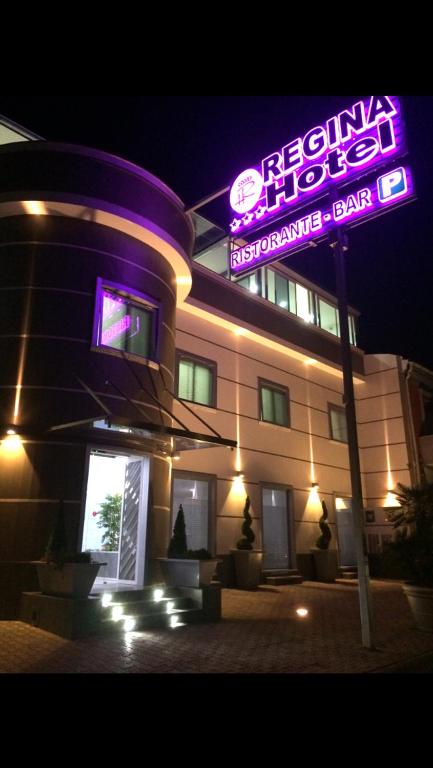 hotel z neonem przed nim w obiekcie Hotel Regina w mieście Caserta