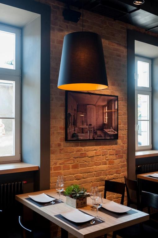 TV a/nebo společenská místnost v ubytování Qbatura Cafe & Hotel