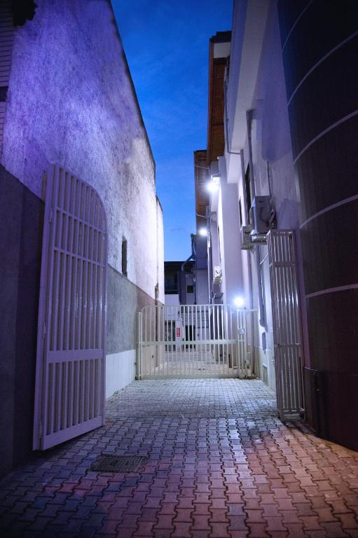 wejście do budynku z bramą w nocy w obiekcie Hotel Regina w mieście Caserta