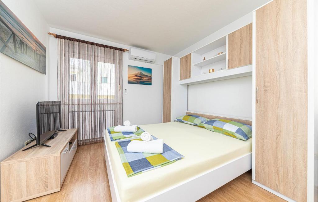 Posteľ alebo postele v izbe v ubytovaní Awesome Apartment In Kastel Luksic