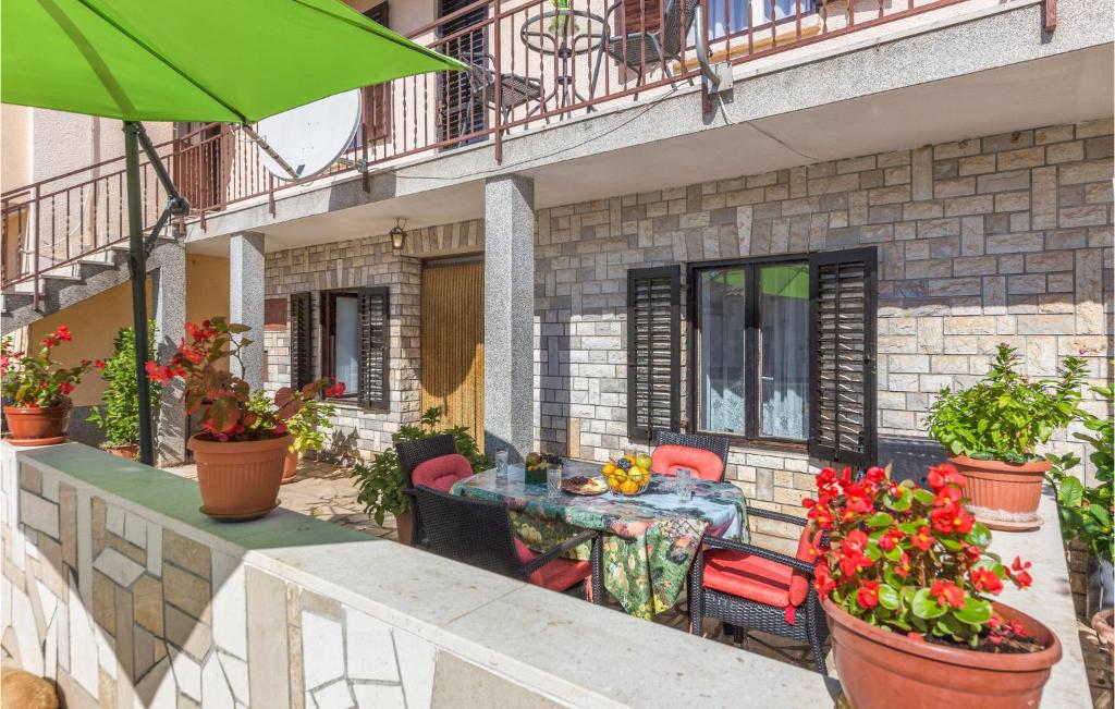 un patio con mesa, sillas y plantas en Amazing Apartment In Valtura With Kitchen en Valtura