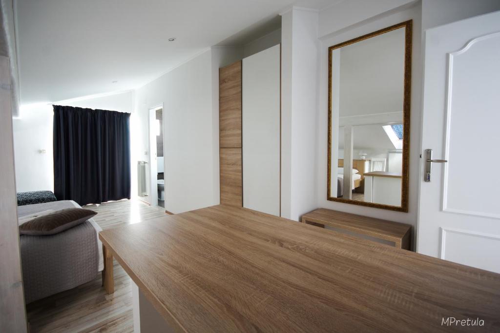 Apartments and Rooms Degra - Habitación Doble Con Balcón