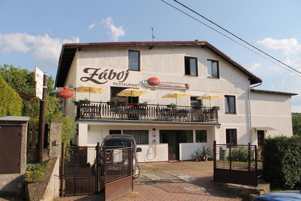 ein Gebäude mit einem Balkon mit Sonnenschirmen darauf in der Unterkunft Záboj restaurant in Karlsbad