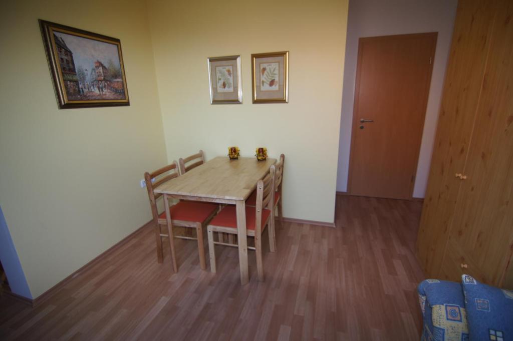 a dining room table and chairs in a room at Tisá 488 in Tisá