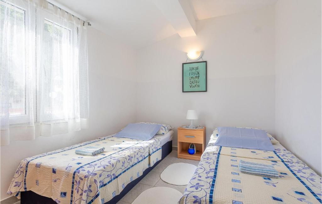 Fotografie z fotogalerie ubytování Cozy Apartment In Vir With Kitchen v destinaci Vir