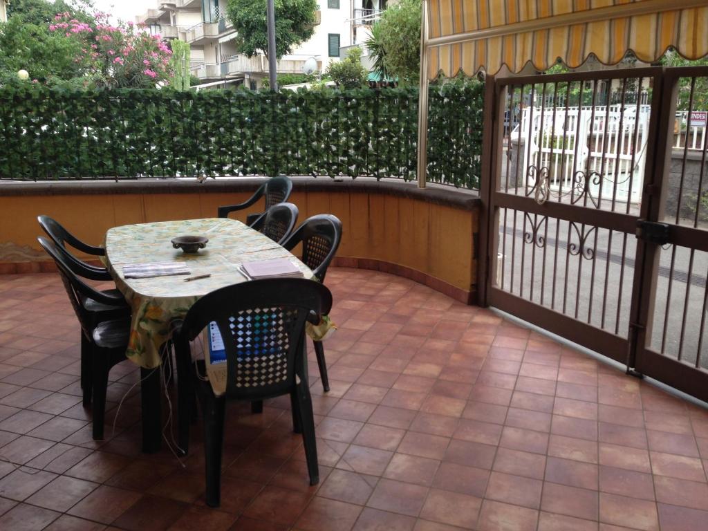 フォンダケッロにあるCasa da Tinaのテーブルと椅子(フェンス付きのパティオあり)