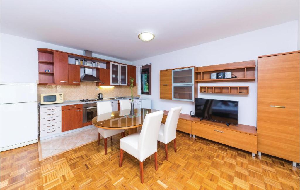 Kuchyňa alebo kuchynka v ubytovaní Lovely Apartment In Trogir