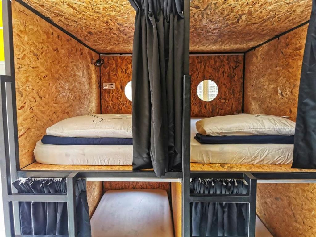Postel nebo postele na pokoji v ubytování The Cocoon Capsule Hotel
