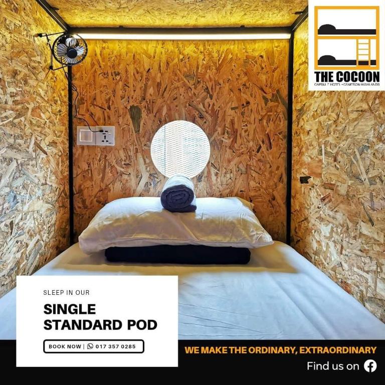 Postel nebo postele na pokoji v ubytování The Cocoon Capsule Hotel