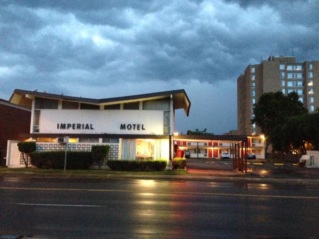 Um edifício com uma placa que diz motel imperial em Imperial Motel Cortland em Cortland
