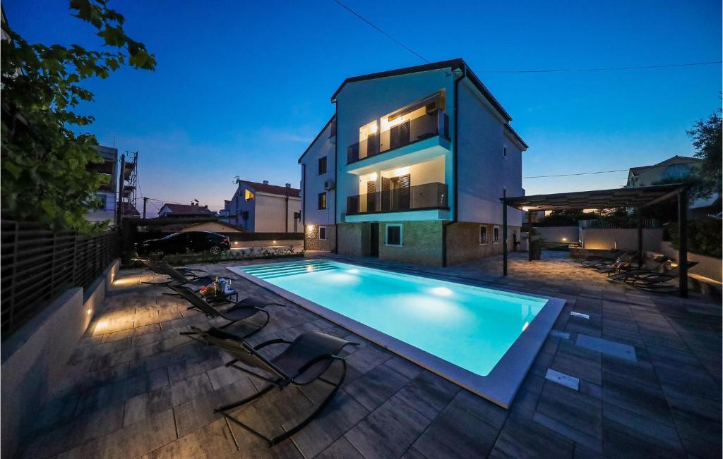 Bazén v ubytovaní Gorgeous Apartment In Zadar With Wifi alebo v jeho blízkosti
