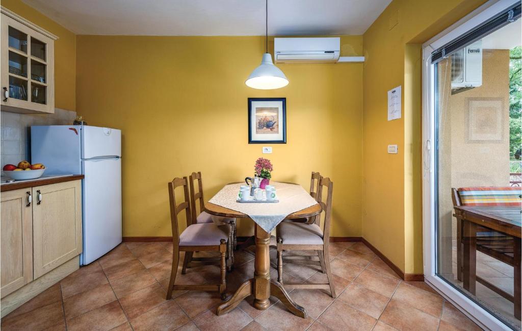 Kuchyň nebo kuchyňský kout v ubytování Stunning Apartment In Umag With Wifi