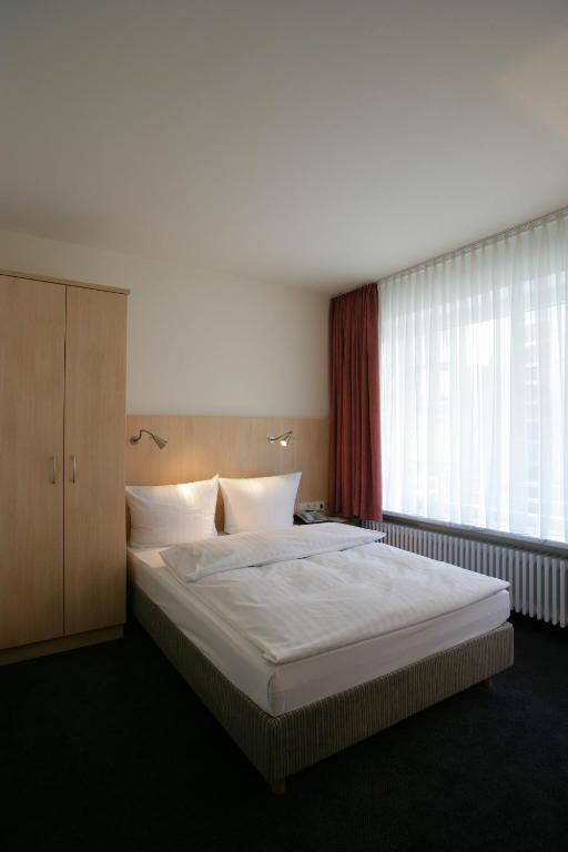 Postel nebo postele na pokoji v ubytování Hotel Senator München