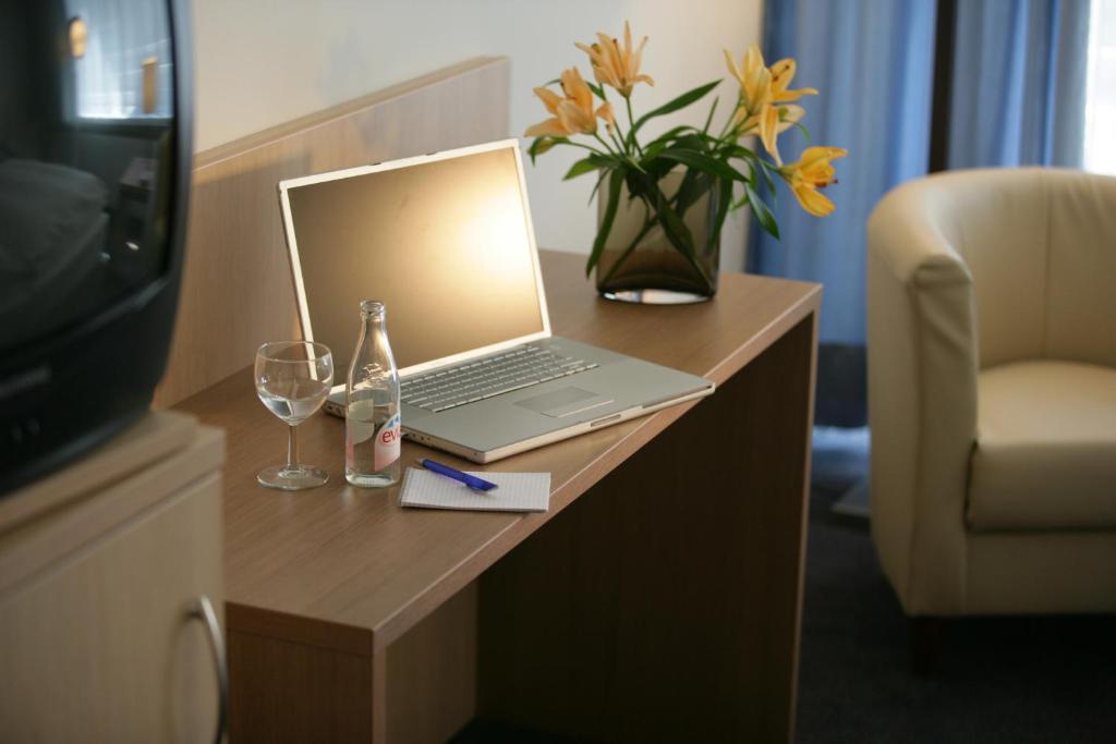TV a/nebo společenská místnost v ubytování Hotel Senator München