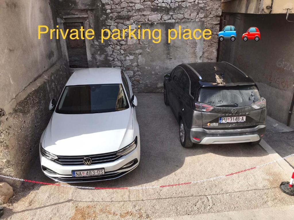 un'auto bianca parcheggiata in un garage di Little Oasis a Šibenik