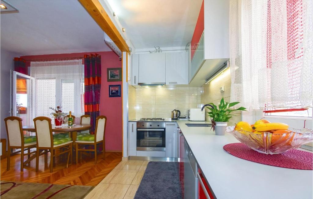 Kuchyňa alebo kuchynka v ubytovaní Apartment Omis With Sea View 04