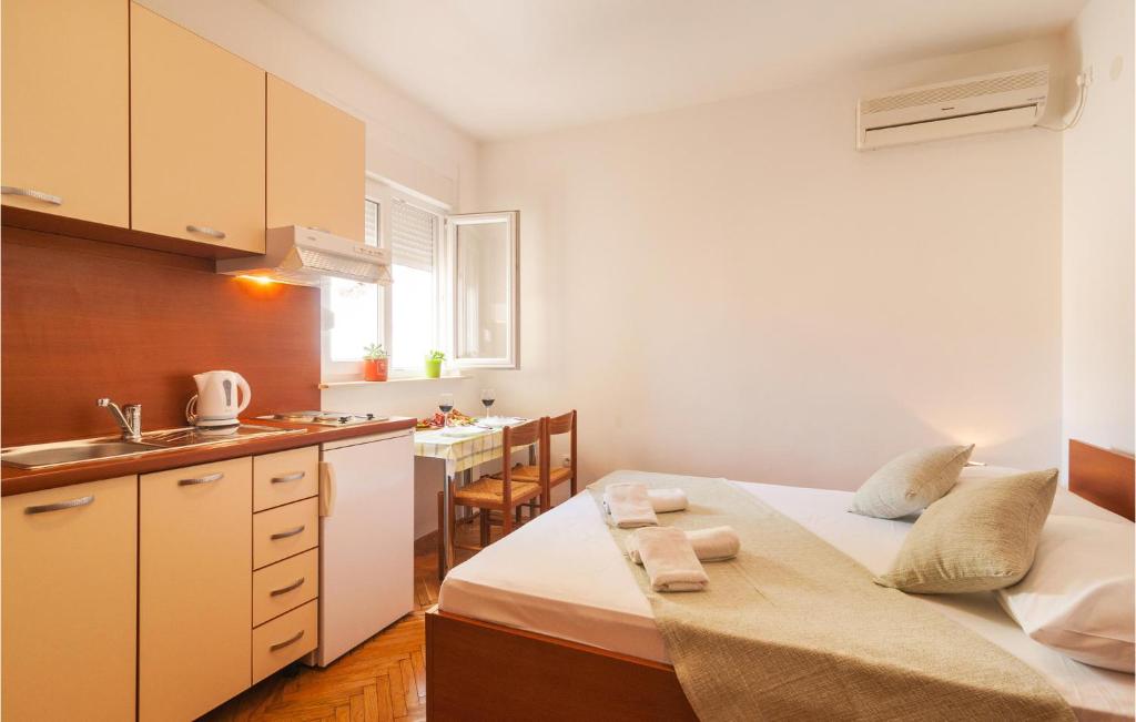 Posteľ alebo postele v izbe v ubytovaní Apartment Podstrana 5