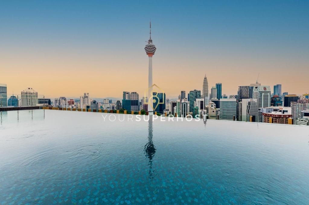 - une vue sur la ville depuis la piscine sur le toit d'un gratte-ciel dans l'établissement Ceylonz Suites nr Pavilion & KLCC by YourSuperhost, à Kuala Lumpur