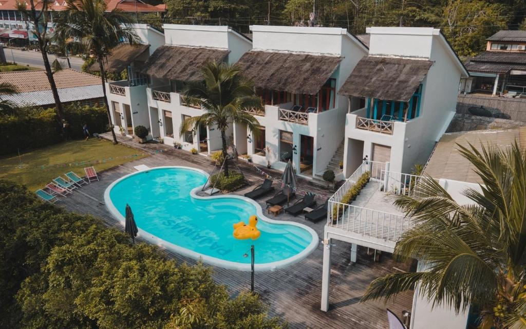 Bazén v ubytování Pajamas Koh Chang nebo v jeho okolí
