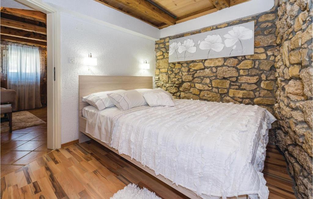 Posteľ alebo postele v izbe v ubytovaní 4 Bedroom Pet Friendly Home In Drnis