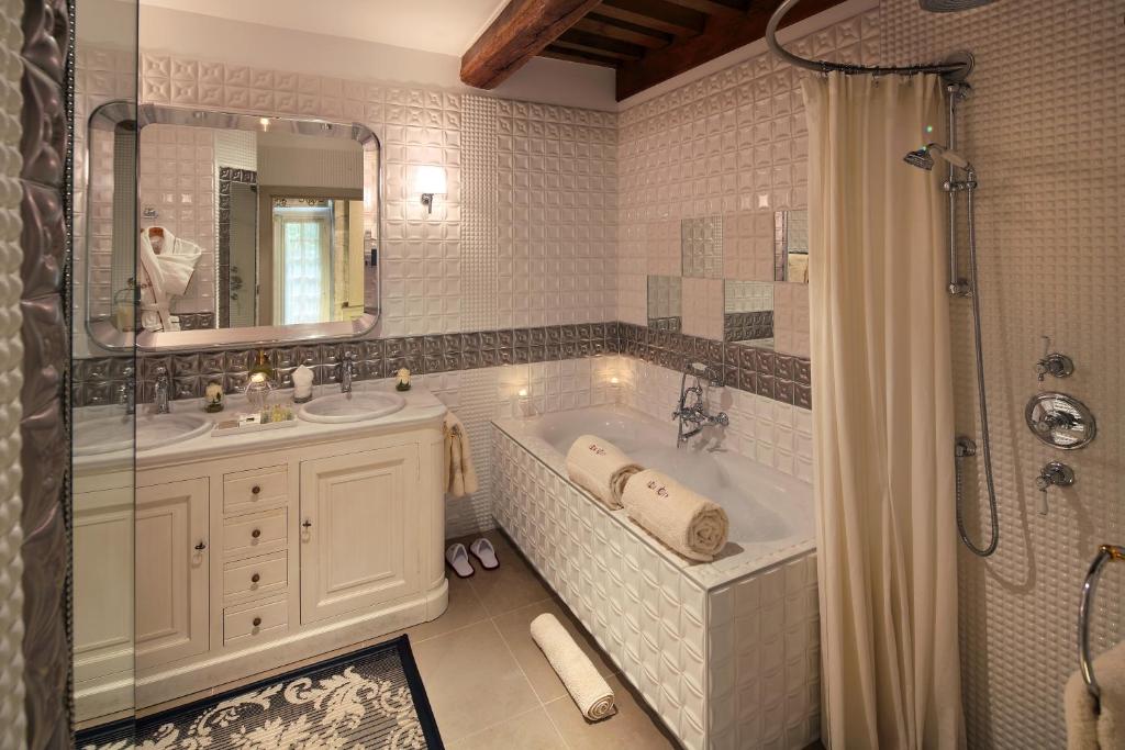 Koupelna v ubytování Hôtel Le Cep & Spa