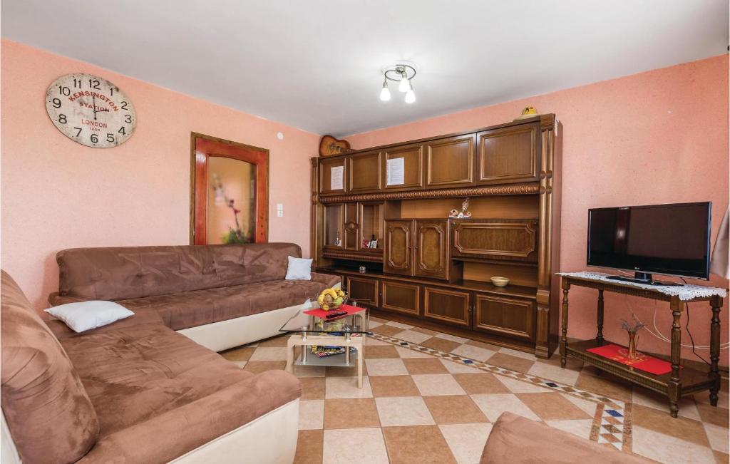 TV a/nebo společenská místnost v ubytování Stunning Home In Ozalj With Wifi
