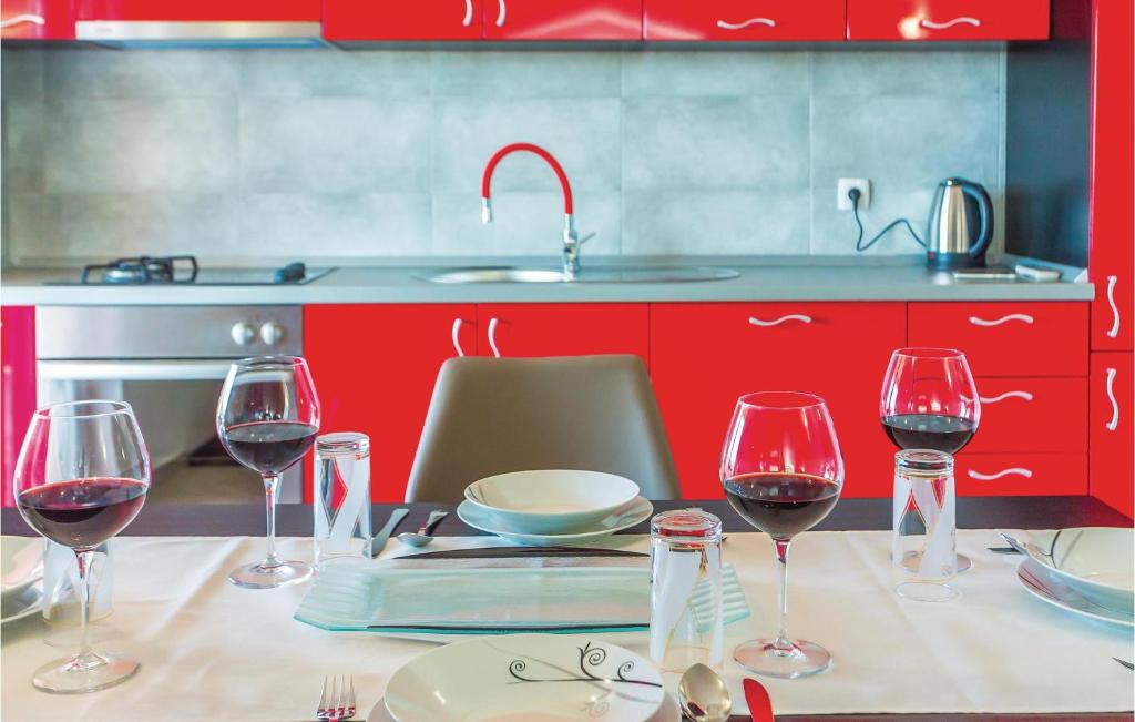Kuhinja ili &#x10D;ajna kuhinja u objektu 1 Bedroom Awesome Apartment In Makarska