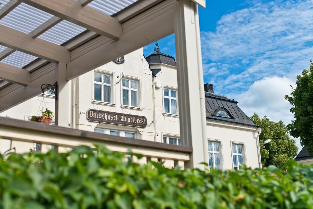Norberg的住宿－Värdshuset Engelbrekt，窗户上建筑物的反射
