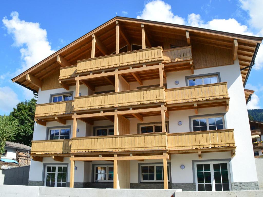 FeuringにあるApartment in Brixen im Thale near the ski areaの木製バルコニー付きの建物