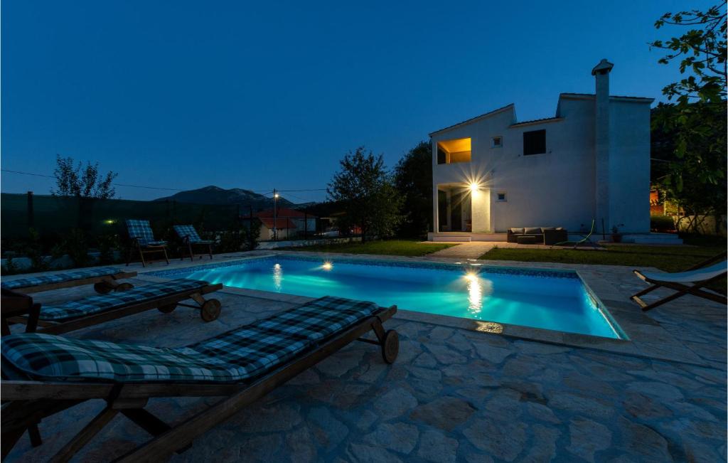 Bazén v ubytování Holiday Home Gata Bb Iv nebo v jeho okolí