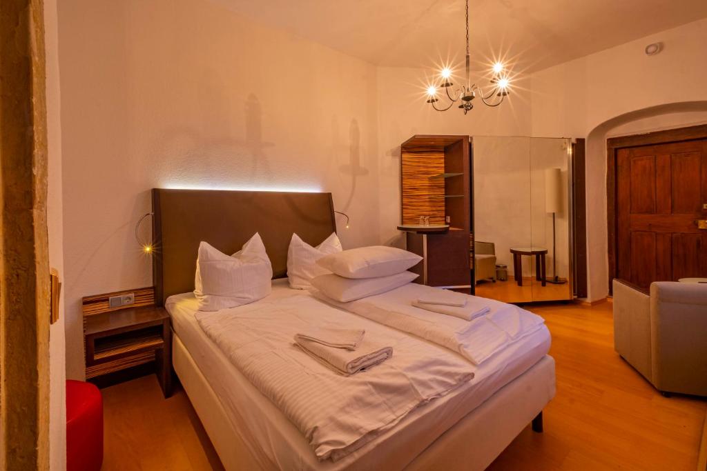 Кровать или кровати в номере Wasserschloss Podelwitz