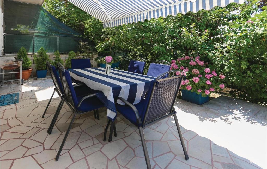 Vonkajšia záhrada v ubytovaní Holiday Home Podstrana - 04