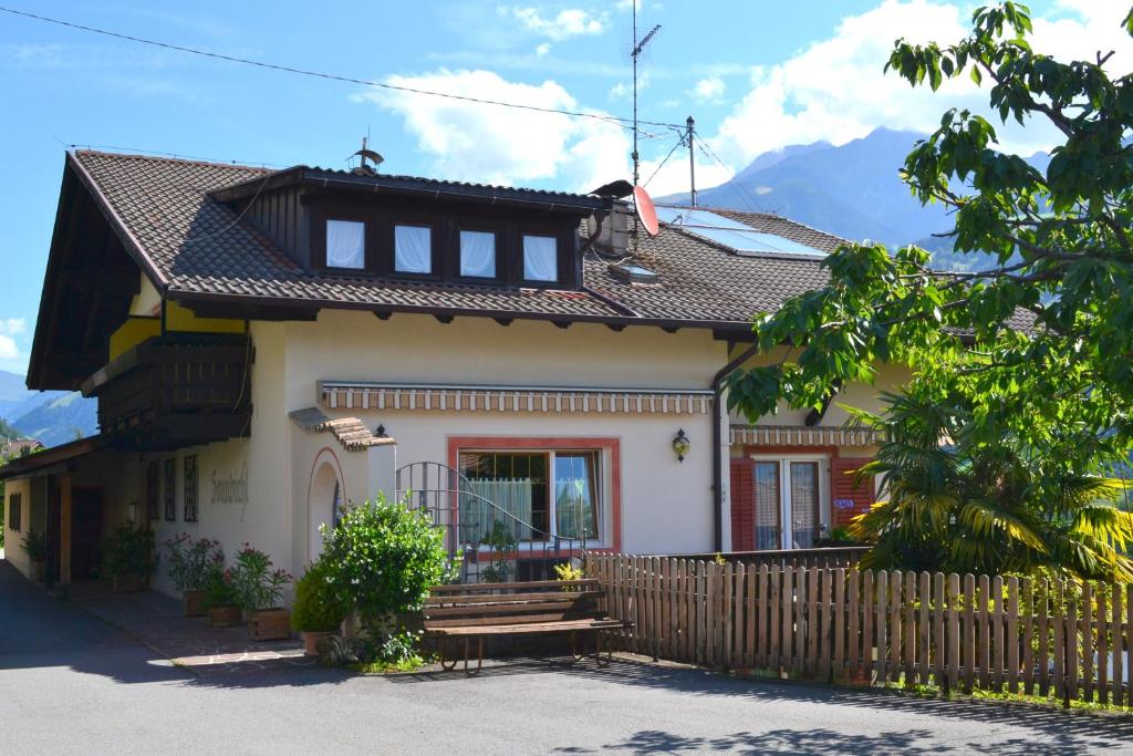 una casa con una valla de madera delante de ella en Sonnbichl, en Rifiano