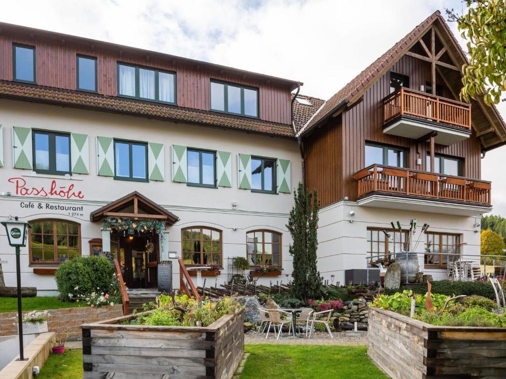 un hotel con un jardín frente a él en Apartment in Hohentauern near ski area, en Hohentauern